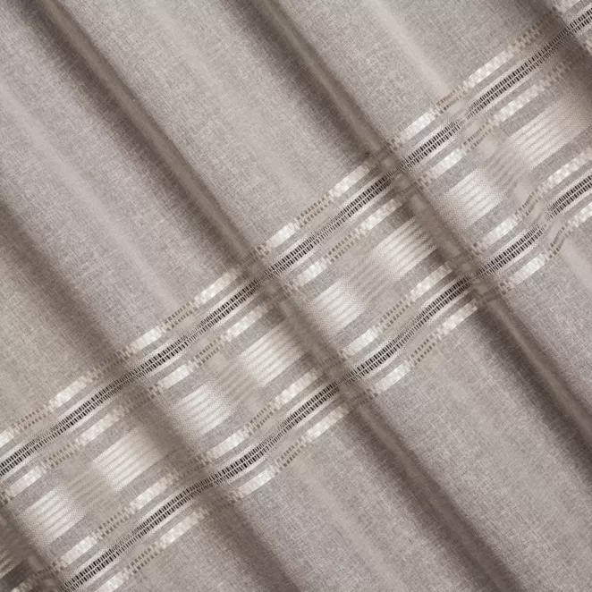 H200/4 Firana szyta na taśmie 5 cm jasnobrązowa z matowej tkaniny o naturalnym wyglądzie z ażurowymi pasami, wykończona obciążnikiem