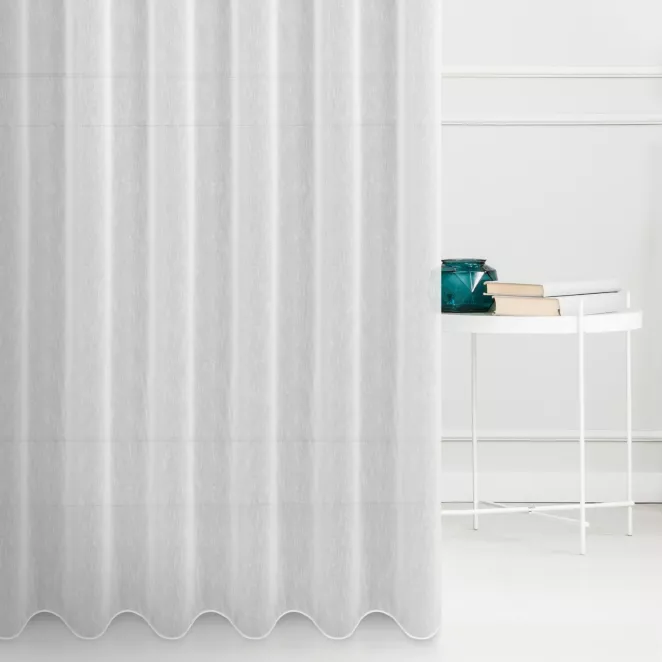 Firana szyta na taśmie 5 cm biała z delikatnej, półprzeźroczystej tkaniny z efektem deszczyku, wykończona obciążnikiem