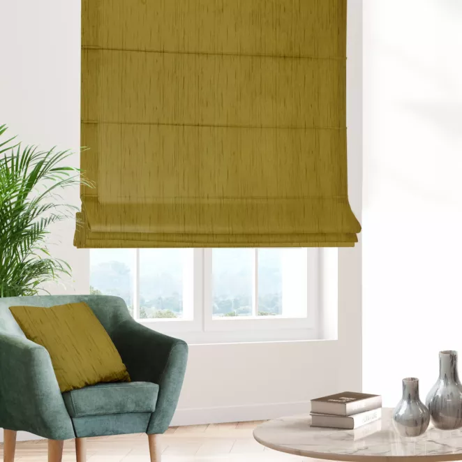 Roleta rzymska musztardowa z tkaniny welwetowej w pionowe prążki, wykończona obciążnikiem
