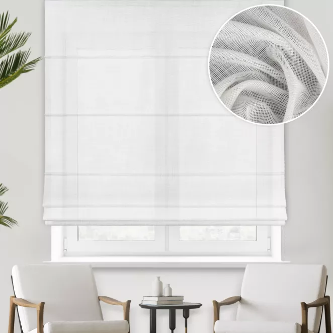 Roleta rzymska biała o luźnym splocie z dodatkiem transparentnej nici, nadającej delikatny połysk tkaninie, wykończona obciążnikiem