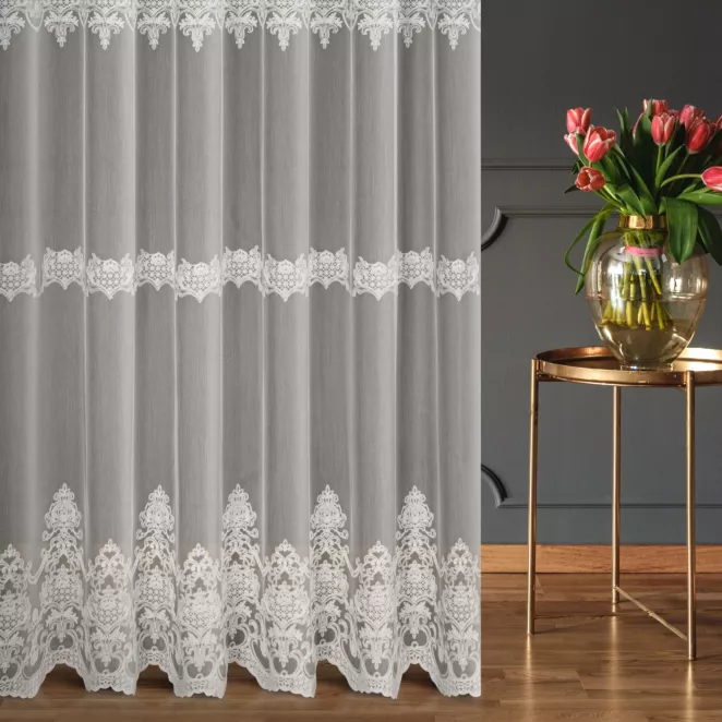 Firana szyta na taśmie 5 cm kremowa z tkaniny tyu aden zdobionej łańcuszkowym haftem