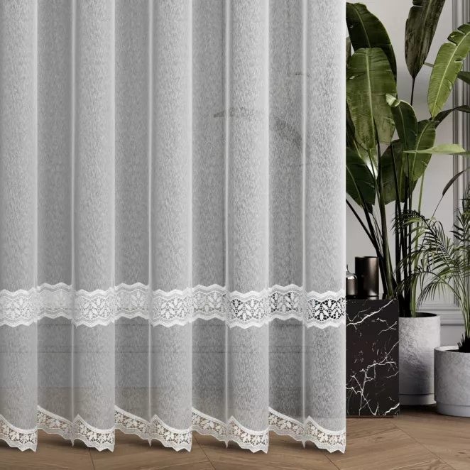 Firana szyta na taśmie 5 cm biała z markizety zdobionej dwoma pasami aplikacji z geometrycznym wzorem