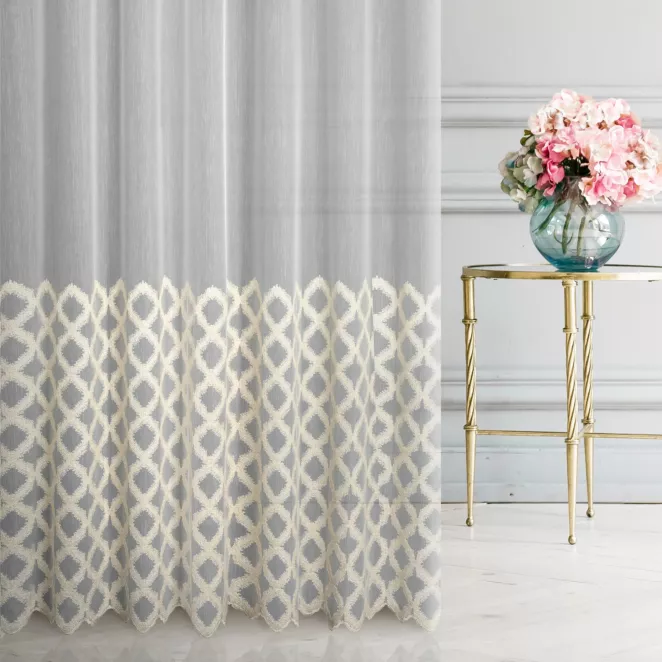 Firana szyta na taśmie 5 cm kremowo złota z matowej tkaniny ADEN zdobionej geometrycznym haftem z dodatkiem złotej nici