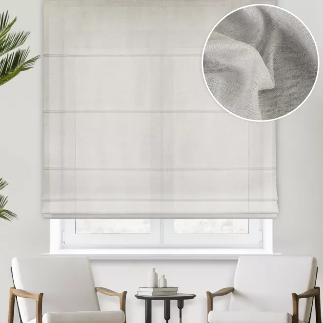 Roleta rzymska kremowa z lekko połyskującej, luźnotkanej etaminy z efektem kreszowania, wykończona obciążnikiem