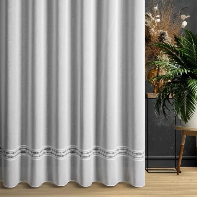 Firana szyta na taśmie 5 cm biała z matowej etaminy ozdobionej ażurowym pasem, wykończona obciążnikiem