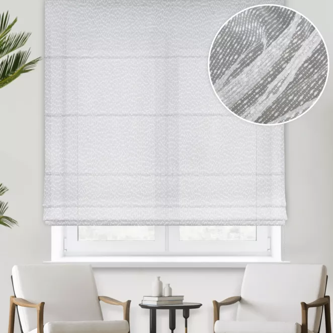 Roleta rzymska biała z miękkiej matowej tkaniny o strukturze siatki, wykończona obciążnikiem