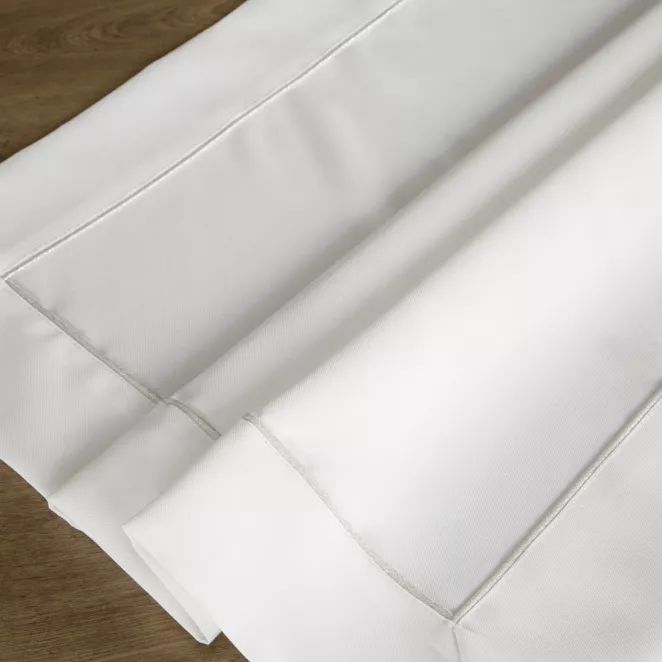 Bieżnik na stół biały 85x85 cm MADELE z delikatną srebrną wypustką