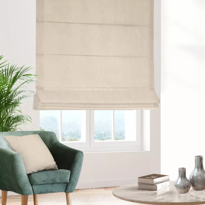 Roleta rzymska ciemnokremowa z miękkiej matowej tkaniny szenilowej o naturalnym splocie