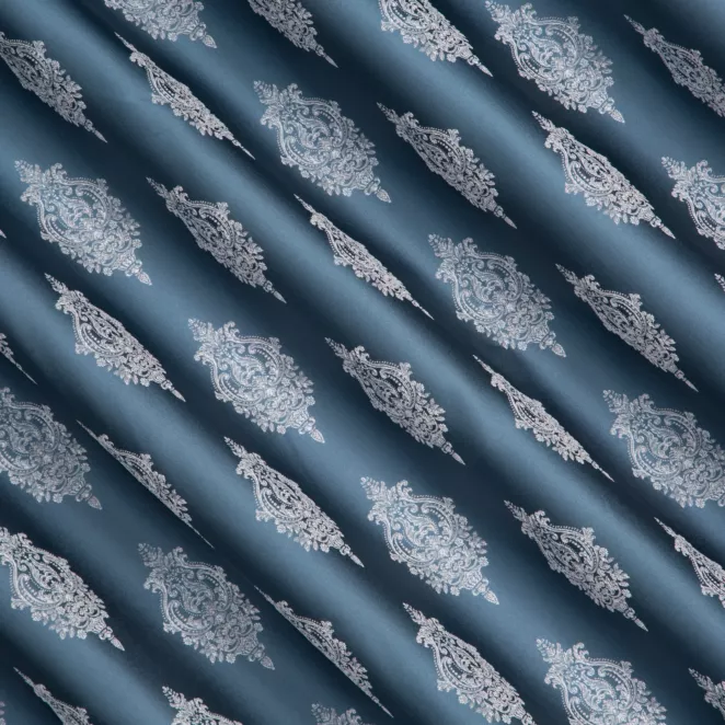 L147/2 Zasłona szyta na taśmie 5 cm granatowo srebrna z eleganckiej tkaniny w drobny ornamentowy wzór