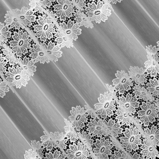 P281/1 Firana szyta na taśmie 5 cm biała z matowej tkaniny ADEN ozdobionej kwiatową aplikacją