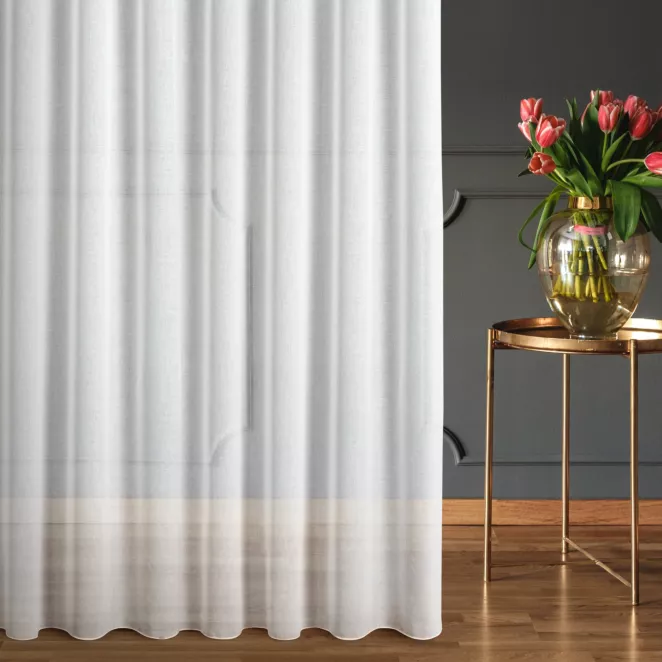 Firana szyta na taśmie 5 cm kremowa z gładkiej matowej etaminy, wykończonej obciążnikiem