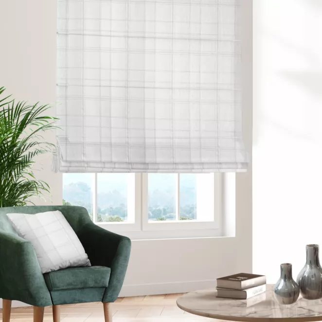 Roleta rzymska biało srebrna z gładkiej tkaniny przeplatanej błyszczącą lureksową nicią