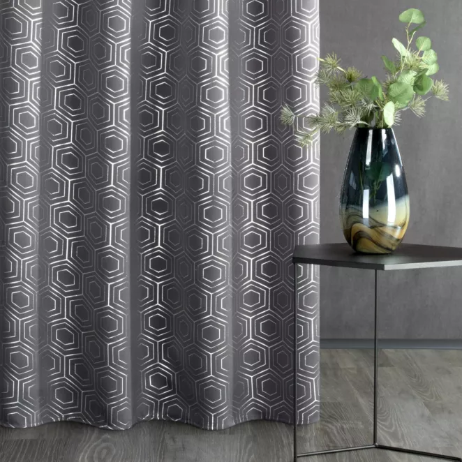 Zasłona zaciemniająca typu blackout ze srebrnym geometrycznym nadrukiem w stylu art deco