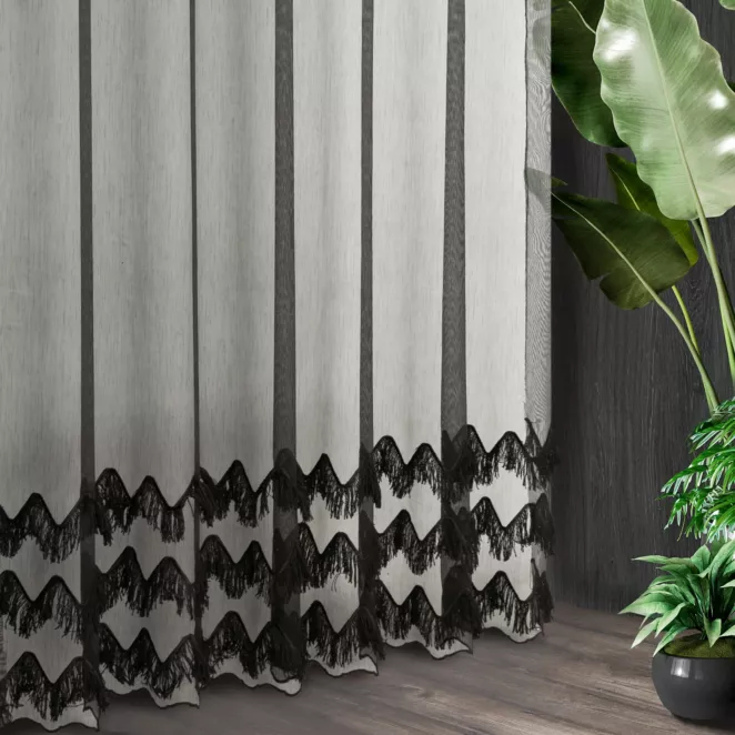 Firana szyta na taśmie 5 cm czarna z delikatnej tkaniny typu aden zdobiona asymetrycznym frędzlowym haftem Italissima Eva Minge