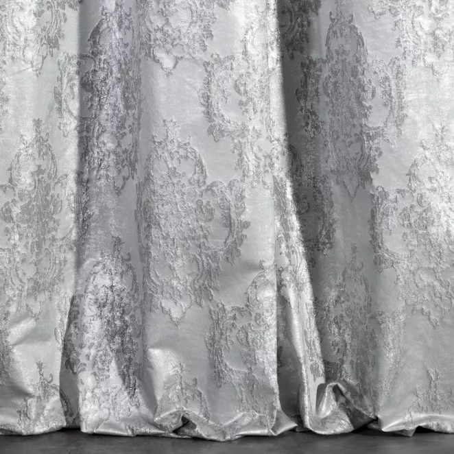 R151/3 Zasłona szyta na taśmie 5 cm RICCA srebrna nowoczesna z wypukłym wzorem ornamentowym i połyskiem
