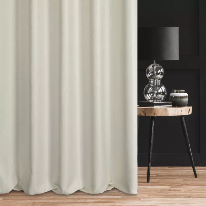 Zasłona szyta na taśmie 5 cm kremowo ciemnosrebrna z tkaniny w drobny wzór przetykany nicia metaliczną Italissima Eva Minge