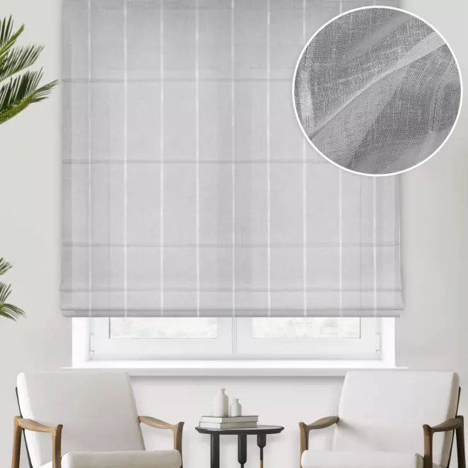 Roleta rzymska biała z matowej etaminy w pionowe pasy, wykończona obciążnikiem