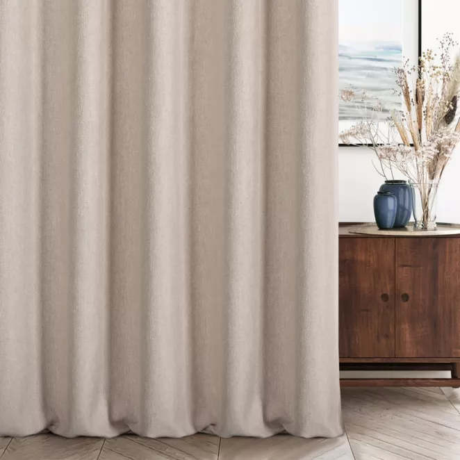 Zasłona szyta na taśmie 5 cm jasnobeżowa z tkaniny o grubym splocie, z efektem melanżu