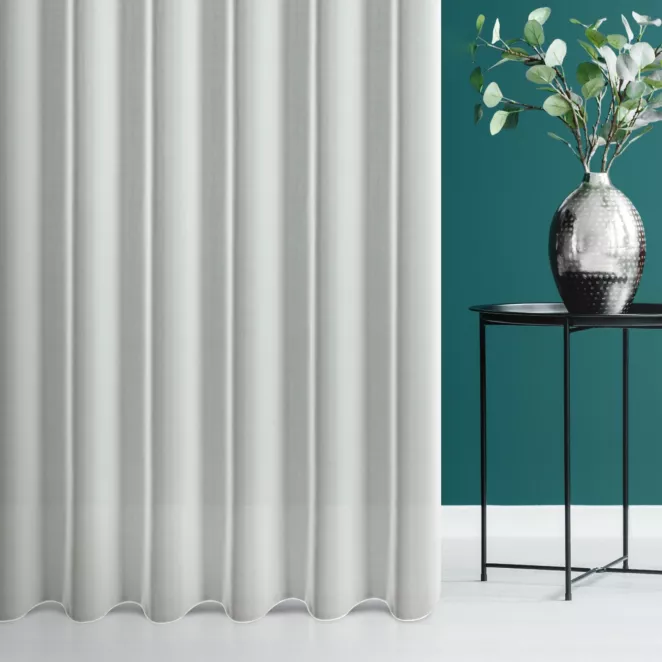 Firana szyta na przelotkach naturalna z matowej tkaniny wykończonej obcążnikiem