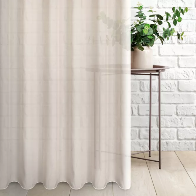 Firana szyta na taśmie 5 cm beżowa z miękkiej i połyskliwej tkaniny, wykończona obciążnikiem