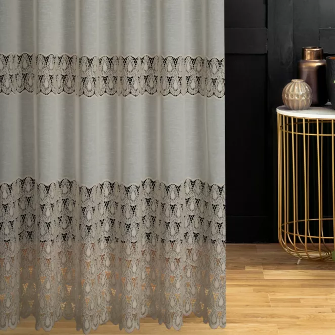 Firana szyta na taśmie 5 cm beżowa z matowej etaminy ozdobionej szeroką ażurową aplikacją w stylu eko