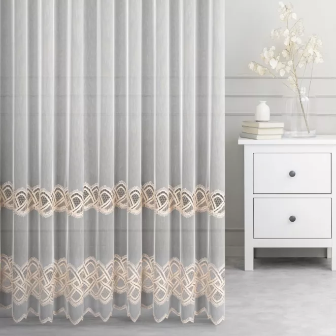 Firana szyta na taśmie 5 cm biało beżowa z delikatnej tkaniny typu aden zdobionej aplikacją o subtelnym połysku