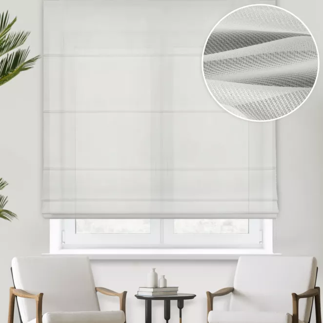 Roleta rzymska kremowa z półprzezroczystej tkaniny o perłowym połysku, wykończonej obciążnikiem