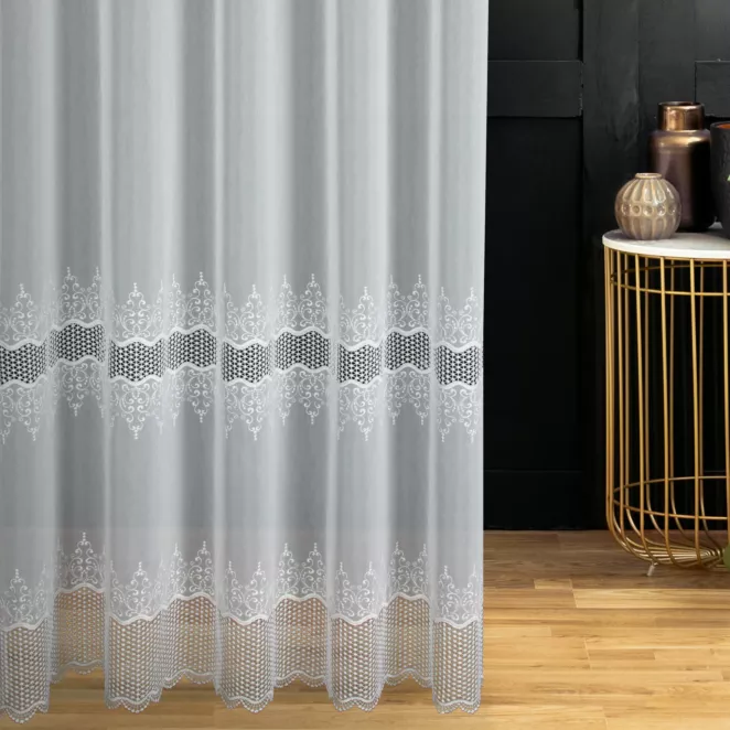 Firana szyta na taśmie 5 cm biała z tkaniny batystowej ozdobionej dwoma pasami aplikacji