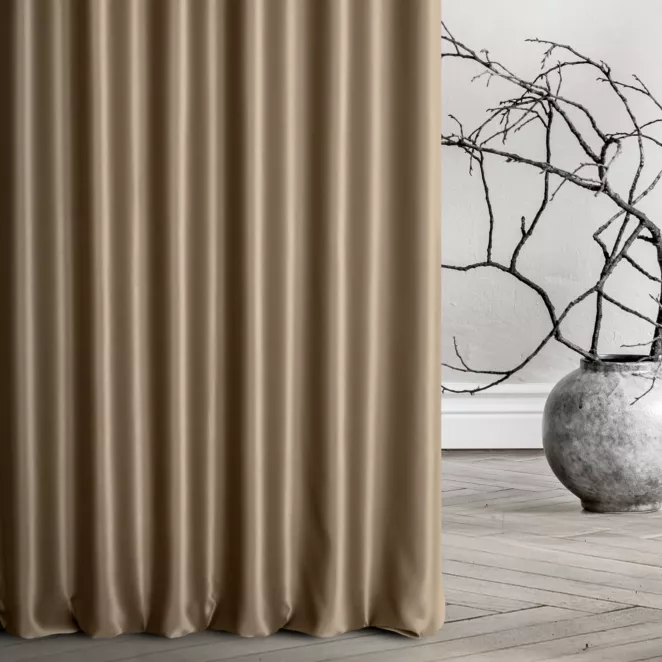 Zasłona szyta na taśmie fala jasnobrązowa z tkaniny trudnopalnej, zaciemniającej, typu blackout
