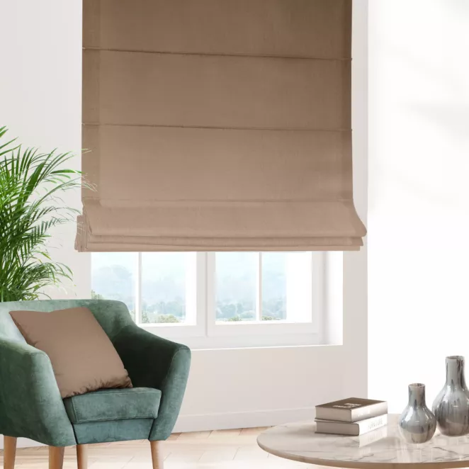 Roleta rzymska ciemnobeżowa z jednokolorowej gładkiej tkaniny