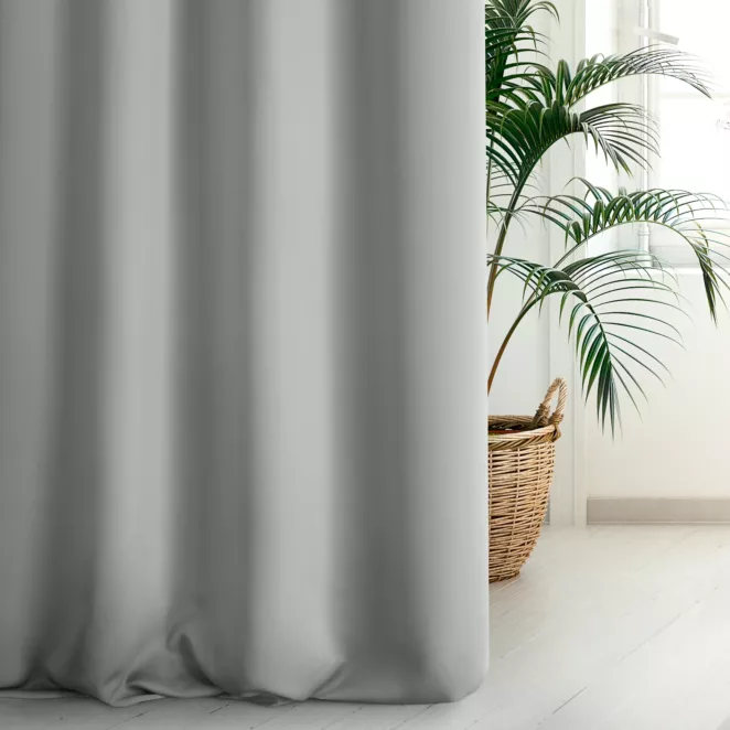 Zasłona szyta na taśmie 5 cm srebrna z gładkiej tkaniny zaciemniającej typu dimout