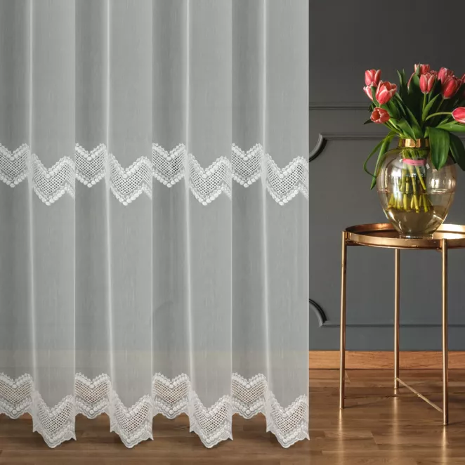 Firana szyta na taśmie 5 cm kremowa z tkaniny typu ADEN z efektem deszczyku, zdobiona ażurowym haftem