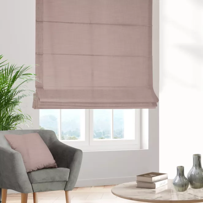 Roleta rzymska pudrowo różowa z miękkiej tkaniny o naturalnym splocie w stylu ekologicznym
