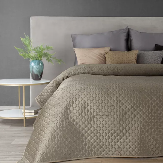 Narzuta welwetowa ciemnobeżowa 200x220 cm pikowana w geometryczny wzór metodą hot press DIMON