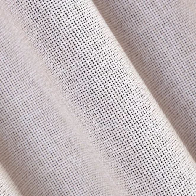 H207/12 Zasłona szyta na taśmie 5 cm CASSIA beżowa z miękkiej tkaniny o regularnym, luźnym splocie, wykończona obciążńikiem