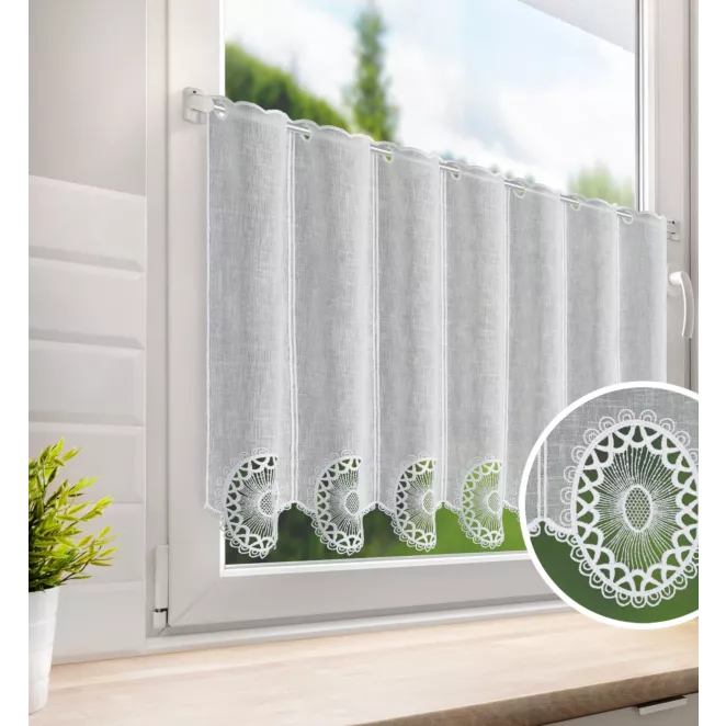 Tkanina firanowa zazdrostka zdobiona ażurowym haftem