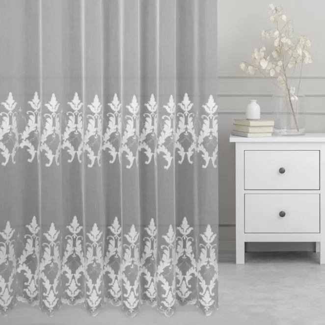 Firana szyta na taśmie 5 cm biała z matowej tkaniny ADEN ozdobionej szenilowym haftem ornamentowym Pierre Cardin