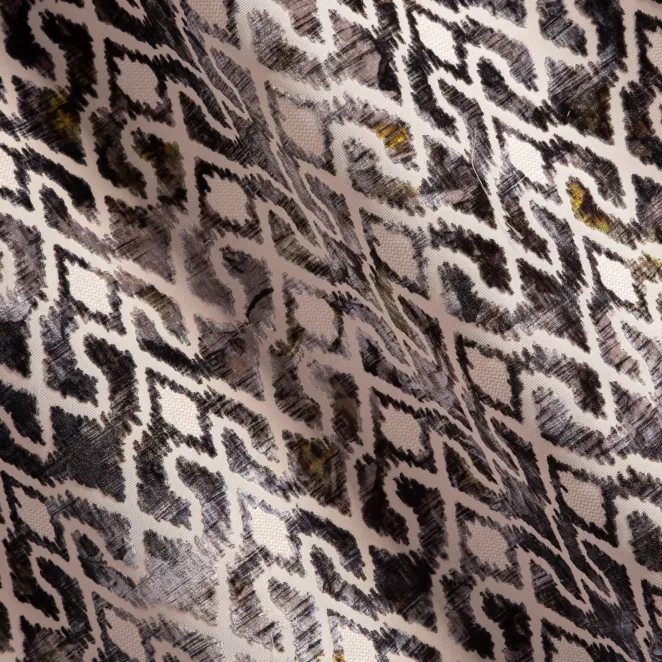 M143/7 Zasłona szyta na taśmie 5 cm popielata z grubej tkaniny welwetowej o drobnym geometrycznym wzorze