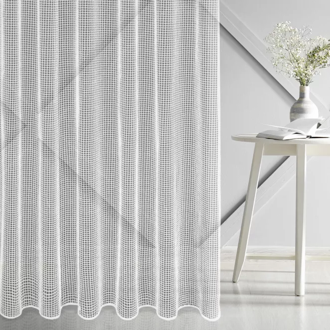 Firana szyta na taśmie 5 cm biała z luźno tkanej siatki szenilowej, delikatnej i miękkiej w dotyku, wykończona obciążnikiem