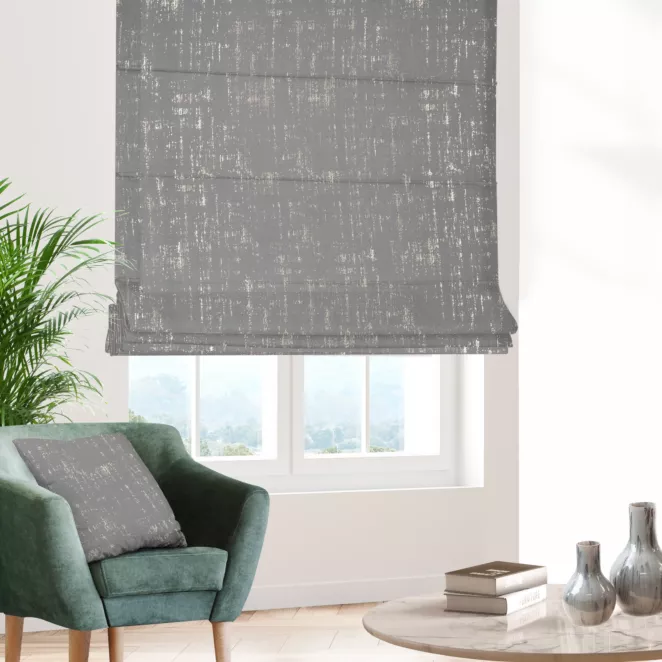 Roleta rzymska popielato złocista z miękkiej tkaniny o strukturze weluru z połyskliwym nadrukiem