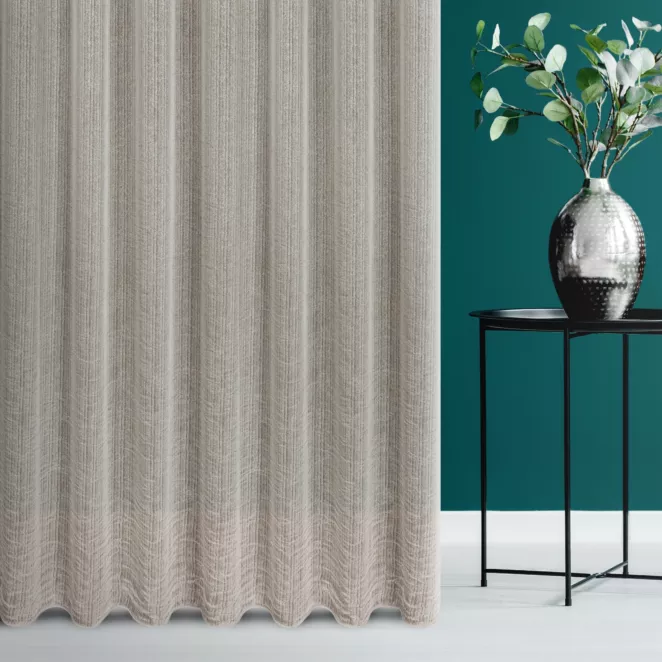 Firana szyta na taśmie 5 cm beżowa z półmatowej kreszowanej tkaniny, w nieregularne, cienkie, pionowe pasy, wykończona obciążnikiem