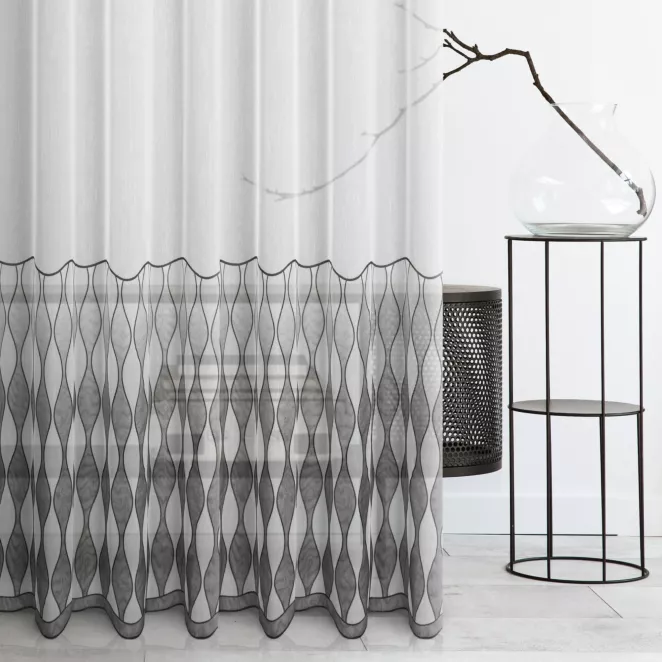 Firana szyta na taśmie 5 cm SABRINA biało czarna ekskluzywna z matowej tkaniny ozdobionej czarną aplikacją Italissima Eva Minge