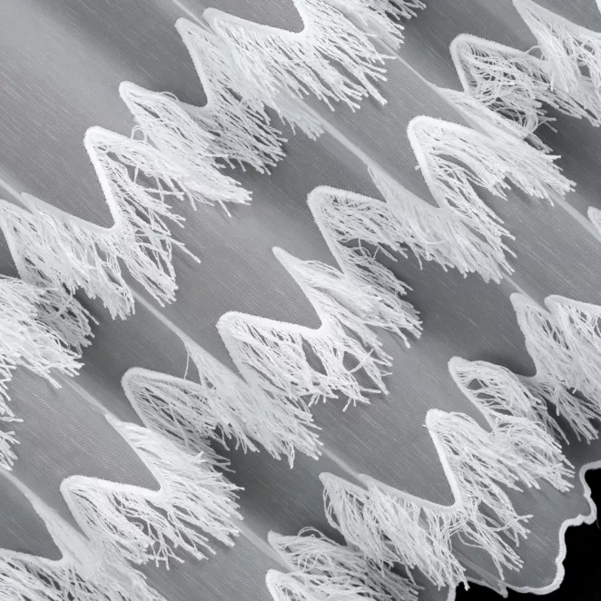 E115/1 Firana szyta na taśmie 5 cm biała z delikatnej tkaniny typu aden zdobiona asymetrycznym frędzlowym haftem Italissima Eva Minge