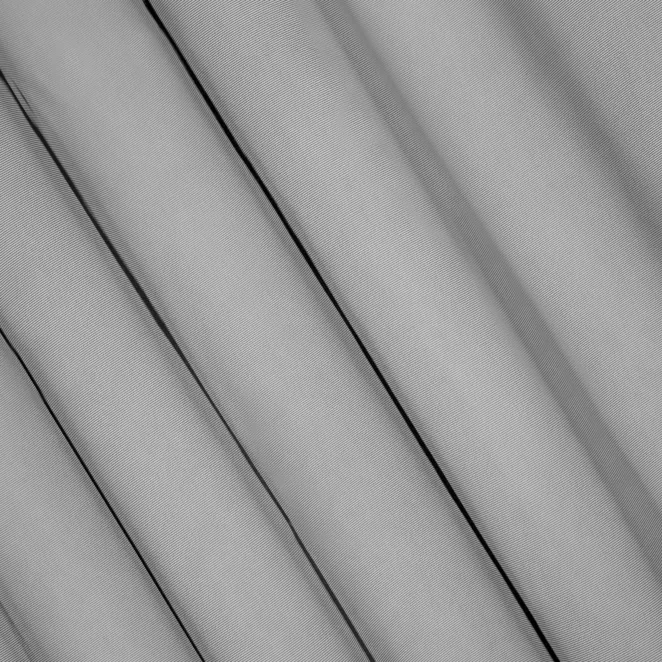 M198/2 Firana szyta na taśmie 5 cm czarna z matowej miękkiej w dotyku tkaniny PERU, wykończona obciążnikiem