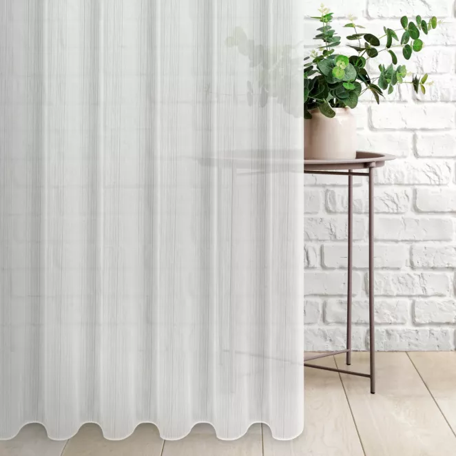 Firana szyta na taśmie 5 cm naturalna z delikatnego materialu z efektem deszczyku, wykończona obciąznikiem