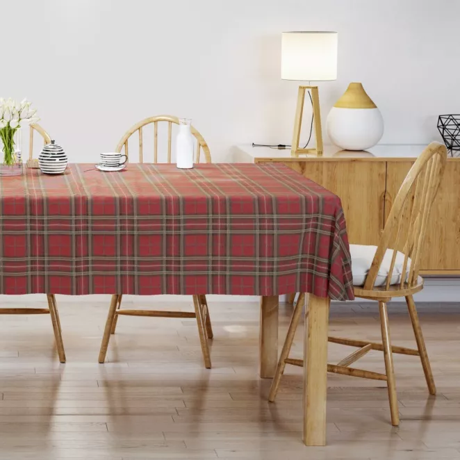 Obrus szyty czerwony z tkaniny gobelinowej o wzorze w kratę