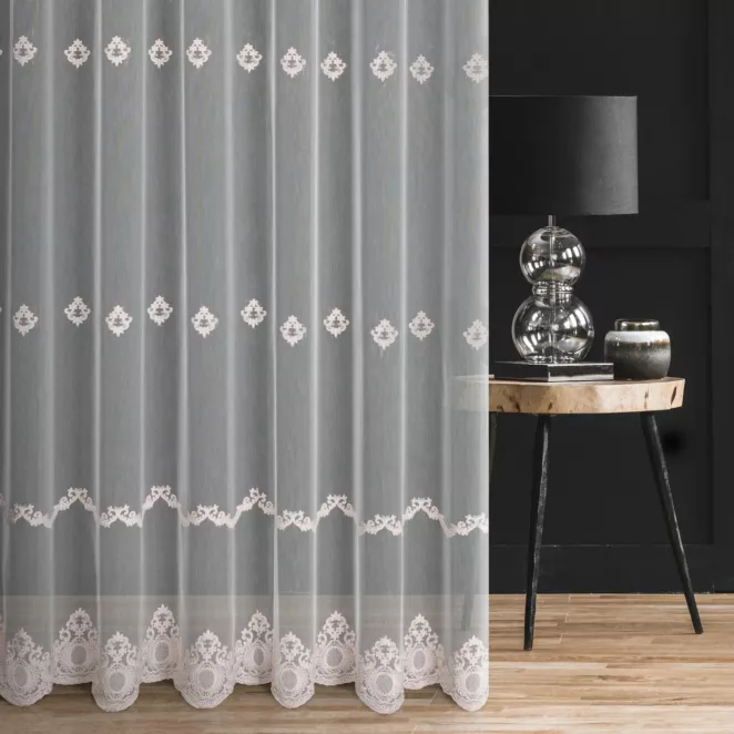 Firana szyta na taśmie 5 cm biało różowa z matowej batystowej tkaniny ozdobionej ornamentowym haftem