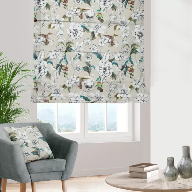 Roleta rzymska beżowo grafitowa z tkaniny o naturalnym splocie z nadrukowanym kwiatowym wzorem