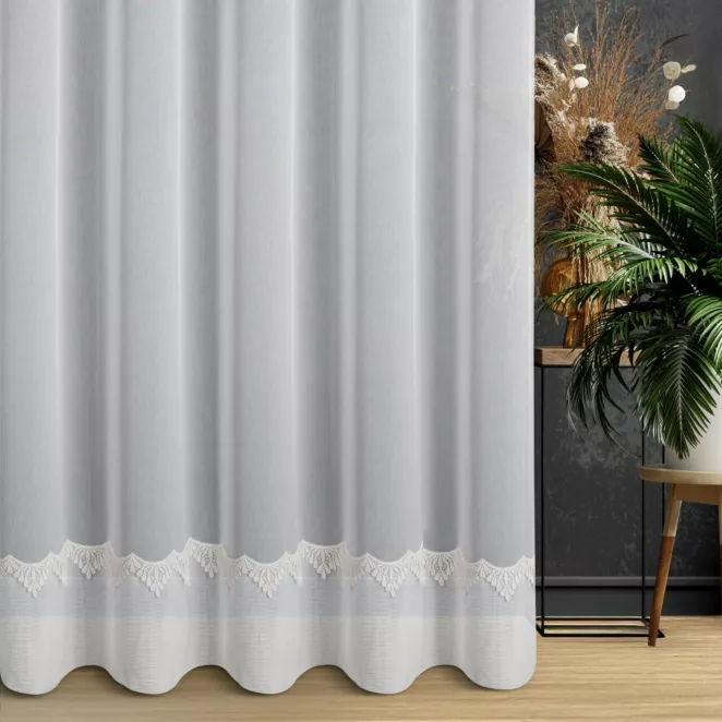 Firana szyta na taśmie 5 cm naturalna z matowej tkaniny typu ADEN z ozdobnym podwinięciem i błyszczącą gipiurką