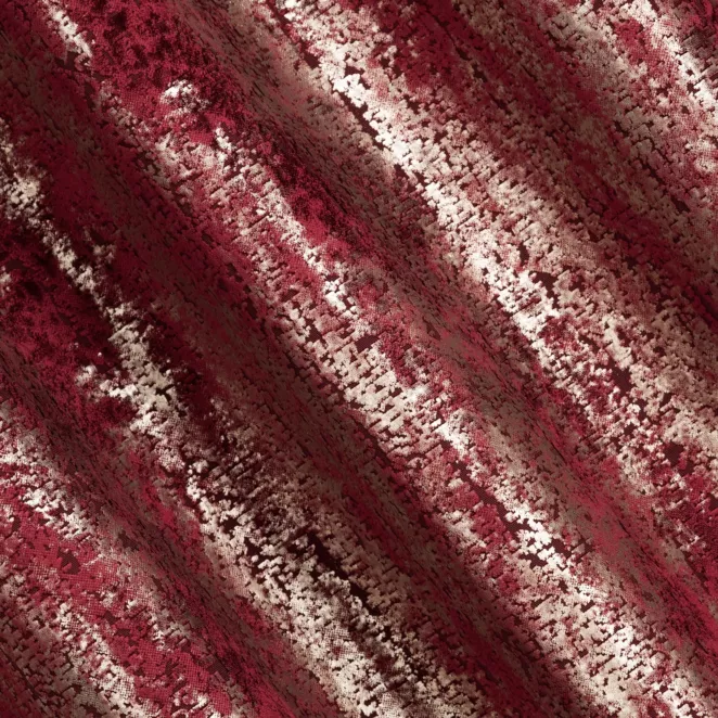 R184/7 Zasłona szyta na taśmie 5 cm bordowo złocista z grubej, welwetowej tkaniny z efektem przecieranego wzoru, zdobiona delikatnie połyskującym nadrukiem